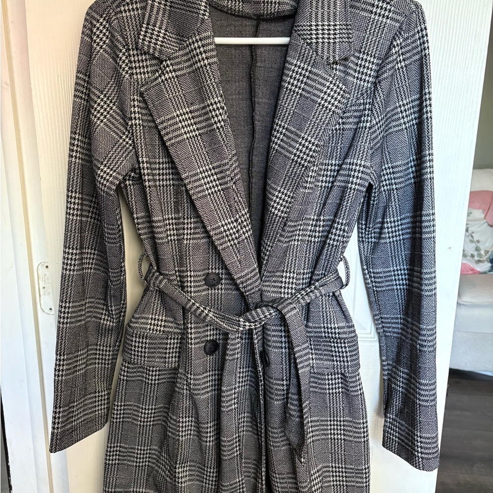 Elegant Black and Gray Trench Coat with Wide Lapels